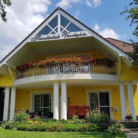 Tuenderlak Vendeghaz Apartment บาลาตอนฟือเรด ภายนอก รูปภาพ